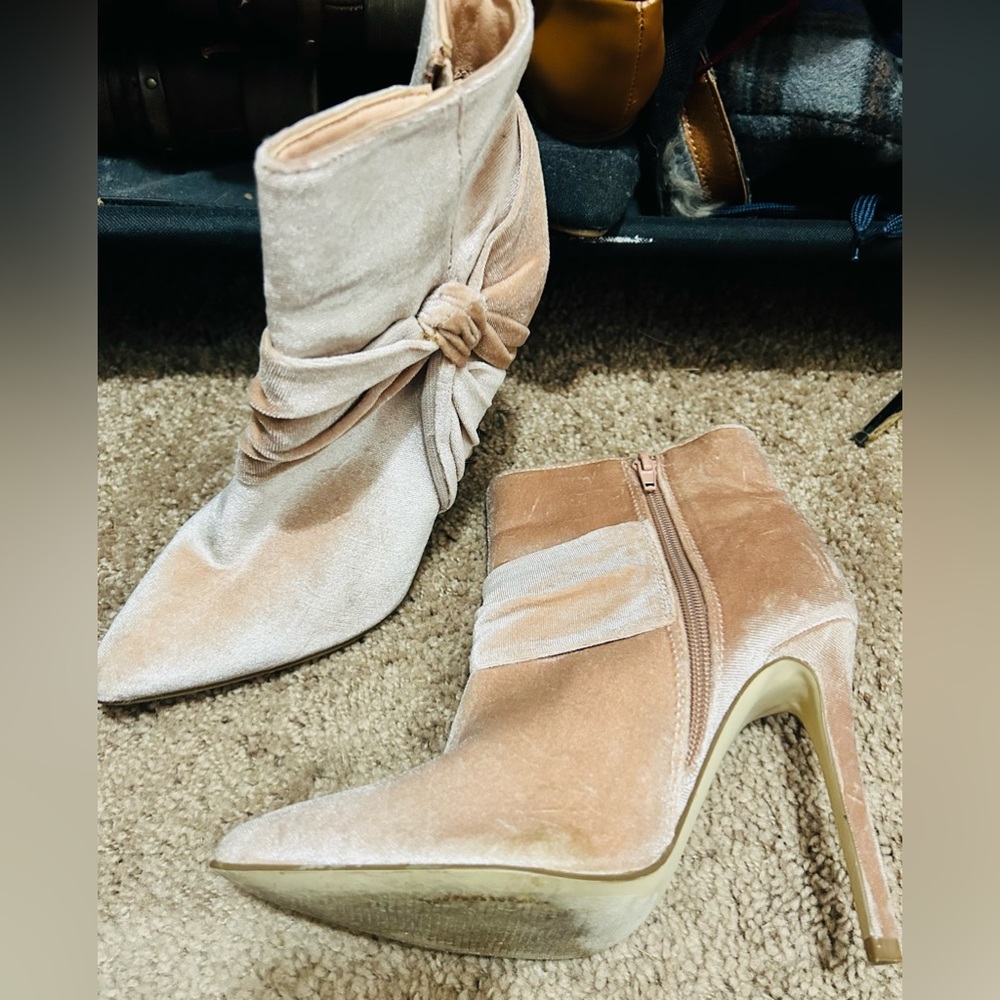 Light pink stiletto heels 6.5